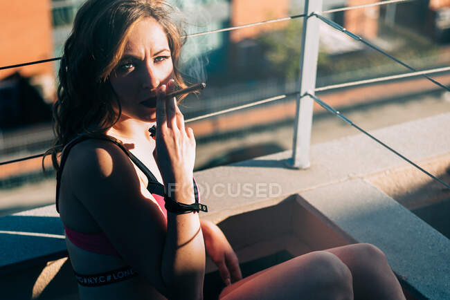 Молода жінка курить коноплю. — стокове фото
