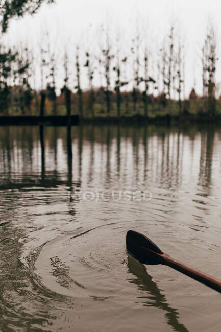 Весло над грязной водой — стоковое фото