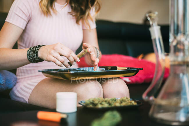 Жінка готує марихуану в бонгу. — стокове фото
