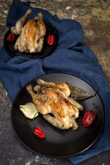 Roast chicken with onions, garlic; peppers and aromatic herbs — Stock Photo