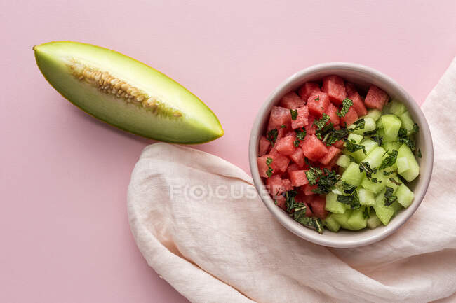 Mix Layout creativo fatto di anguria fresca e melone. Posa piatta. — Foto stock
