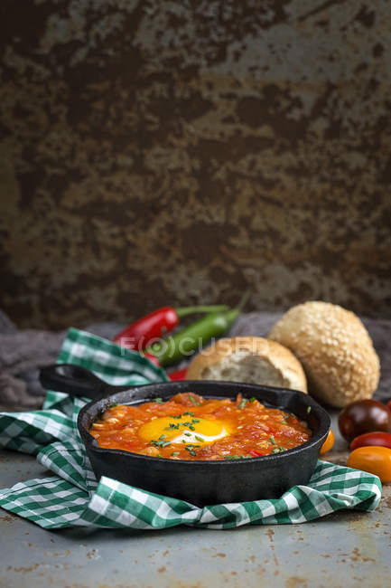 Huevo frito con tomate, pimientos rojos y pan en sartén - foto de stock