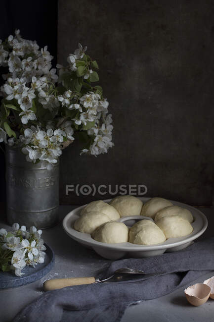 Mãos de colheita de cozinheiro irreconhecível tomando prato com pães. — Fotografia de Stock