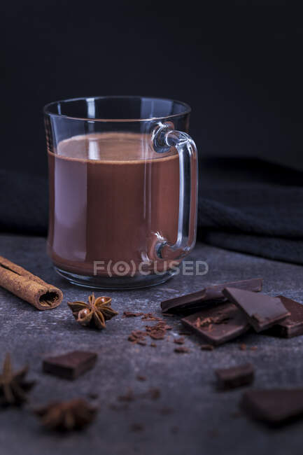 Batido de chocolate con canela - foto de stock
