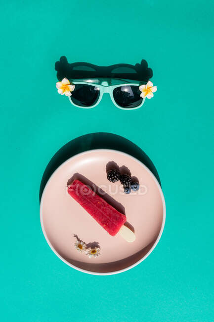 Crème glacée sur assiette et lunettes de soleil — Photo de stock