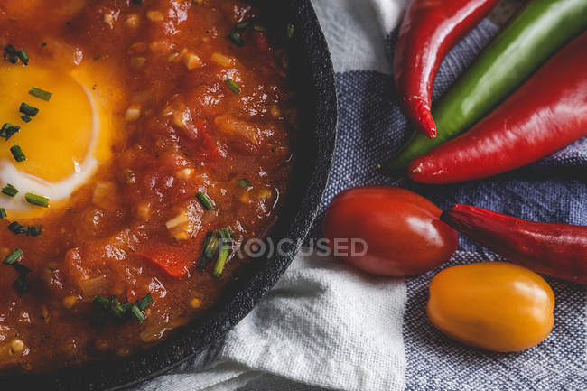 Смажене яйце з помідорами і червоним і зеленим перцем на сковороді — стокове фото