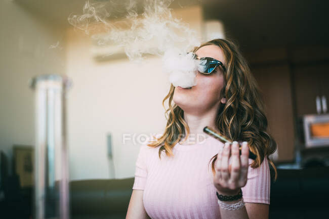 Жінка курить марихуану у скляному тумані. — стокове фото