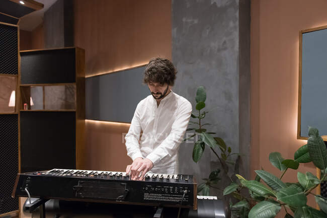 Vista dell'uomo che suona il pianoforte — Foto stock