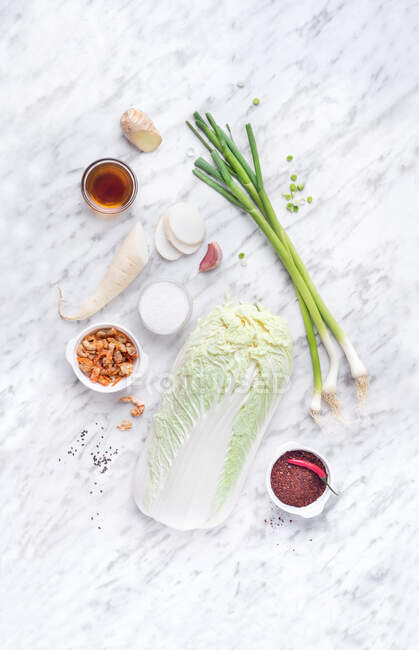 Von oben verschiedene frische Gemüsesorten auf Marmorteller. — Stockfoto