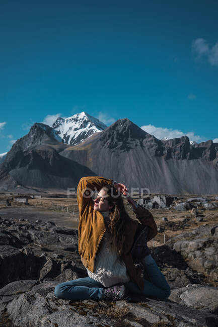 Жінка займається йогою в горах. — стокове фото