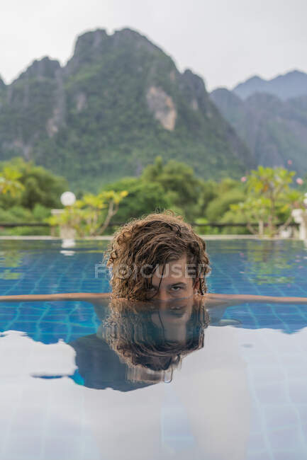Uomo che nuota in piscina — Foto stock