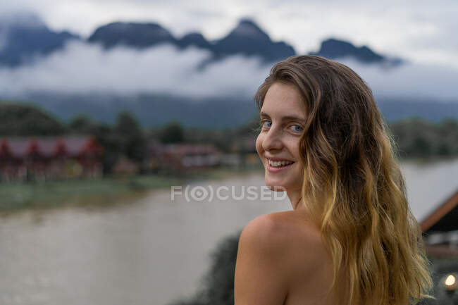 Mulher olhando para as montanhas — Fotografia de Stock