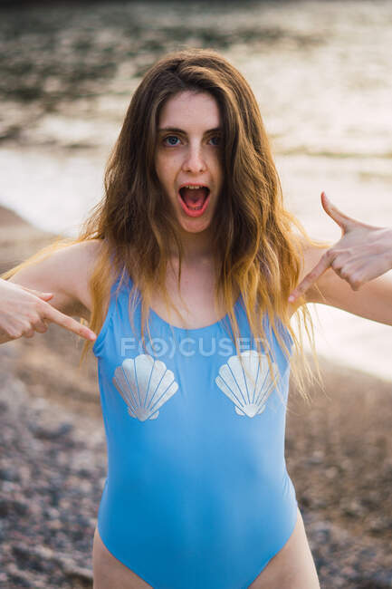 Femme en maillot de bain sur la plage — Photo de stock