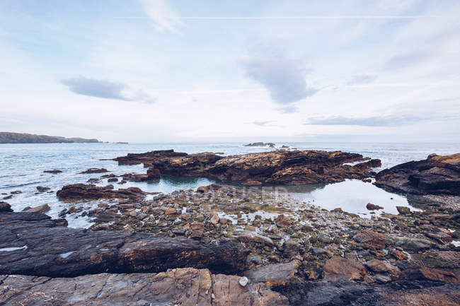 Vista incrível da costa rochosa e mar calmo no dia ensolarado em Astúrias, Espanha — Fotografia de Stock