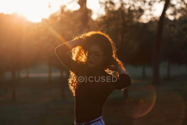 Slim giovane signora nel parco — Foto stock