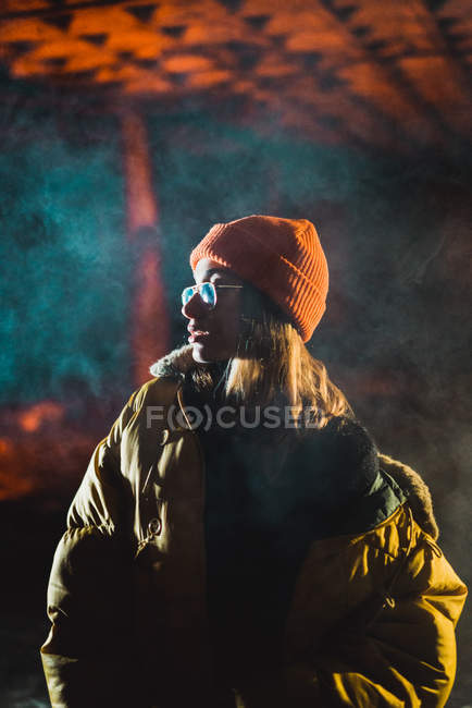 Junge attraktive Frau in stylischer Jacke posiert nachts in dunklem, verlassenen Gebäude — Stockfoto