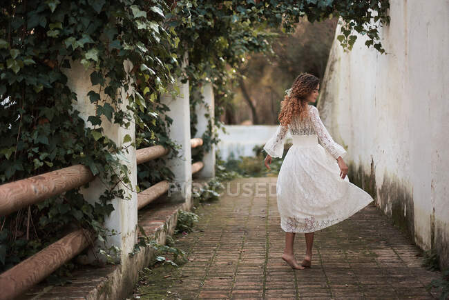 Mulher bonita em vestido branco — Fotografia de Stock