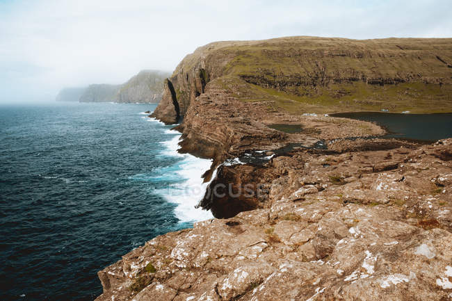 Oceano e majestosas falésias rochosas nas Ilhas Feroé — Fotografia de Stock
