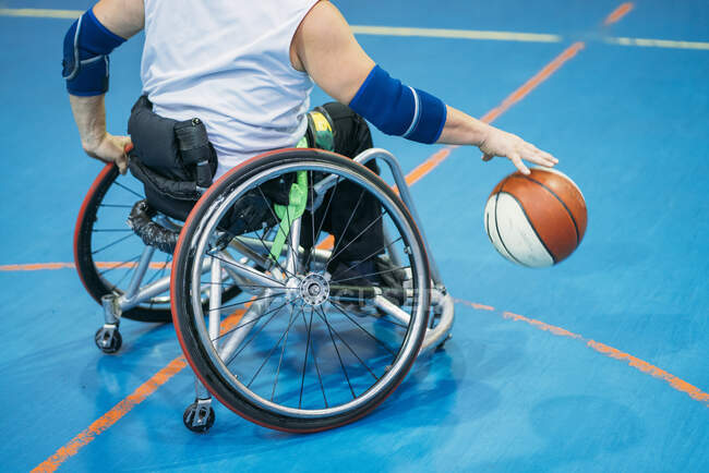 Disabili uomini sportivi in azione mentre giocano a basket al coperto — Foto stock