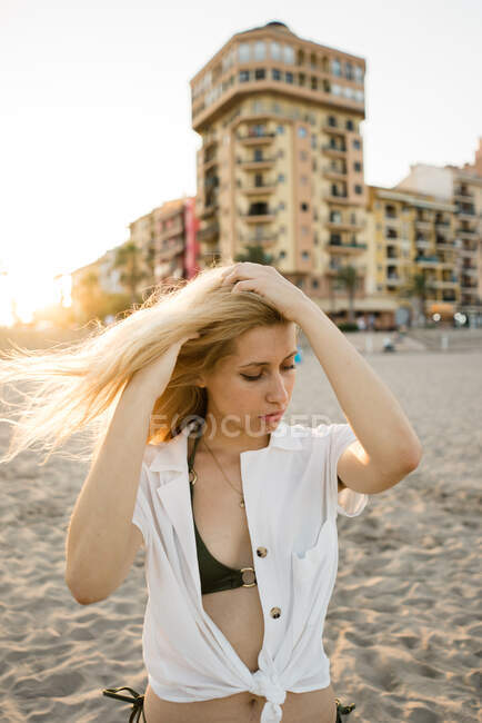 Linda fêmea em pé na praia — Fotografia de Stock