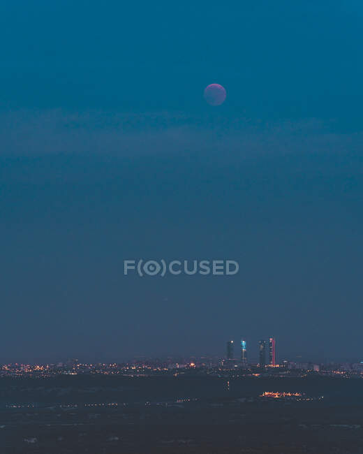 Erstaunliche Luftaufnahme der spektakulären Stadt Madrid und des klaren Abendhimmels während der Mondfinsternis — Stockfoto