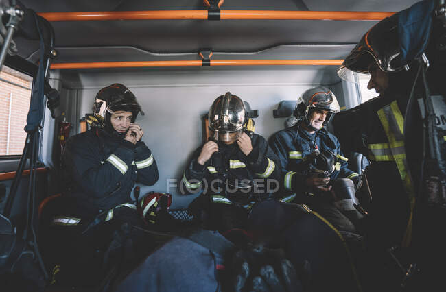 Feuerwehrleute im Einsatz in einem Einsatzfahrzeug. — Stockfoto