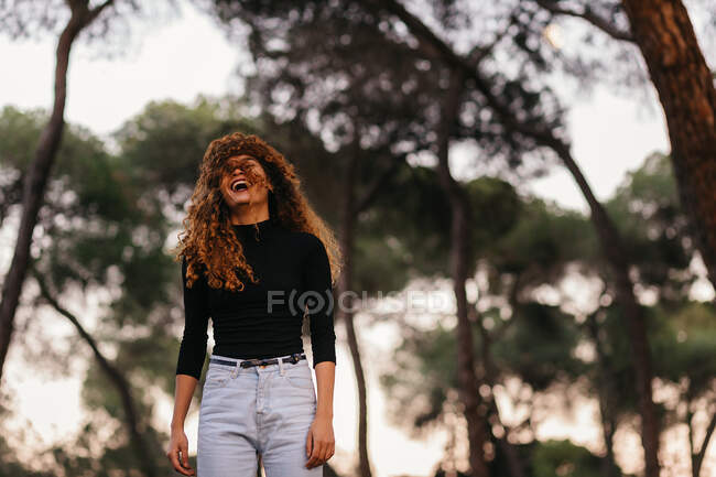 Lächelnde schlanke junge Frau im Park — Stockfoto