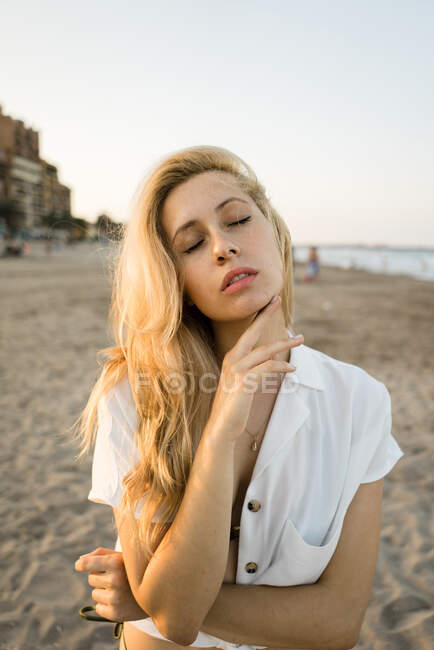 Splendida femmina in piedi sulla spiaggia — Foto stock