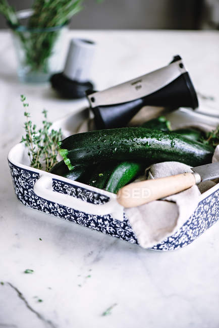 Zutaten für Zucchini-Salat in gemusterter Form — Stockfoto