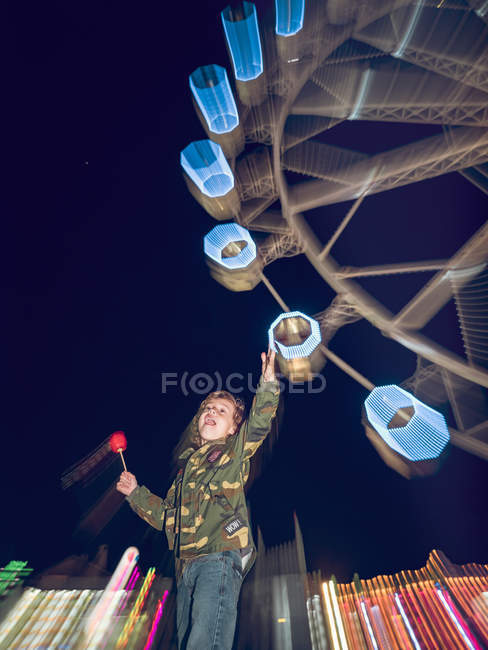 Мальчик прыгает на ярмарке — стоковое фото