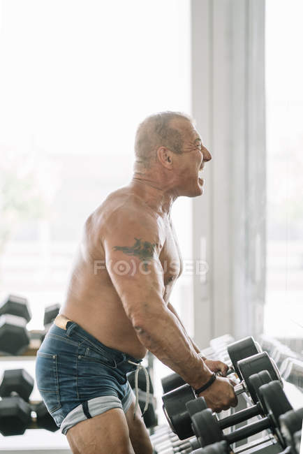 Entrenamiento muscular del hombre mayor - foto de stock
