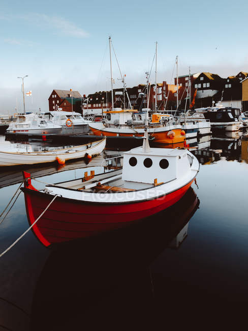 Piccole imbarcazioni e diverse imbarcazioni al molo sulle isole Feroe — Foto stock