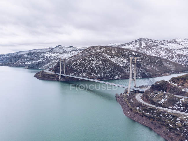 Von oben Aufnahme einer großen Brücke über die felsige Küste in Asturien, Spanien — Stockfoto