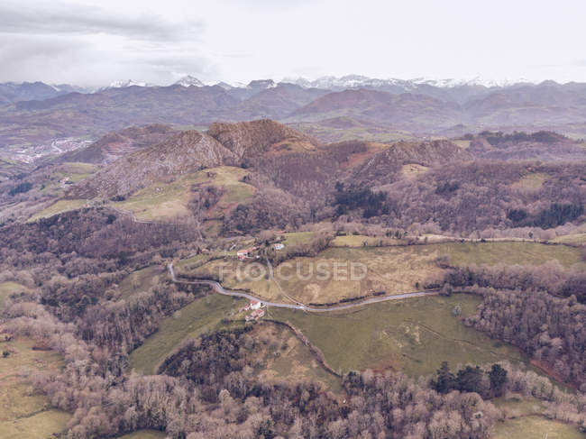 Pittoresca veduta drone di maestoso crinale di montagna e terreno collinare in giornata nuvolosa nelle Asturie, Spagna — Foto stock