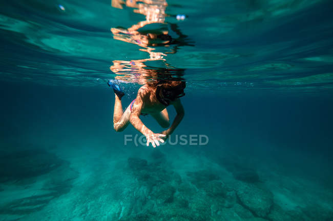 Menino anônimo snorkeling na água do mar — Fotografia de Stock