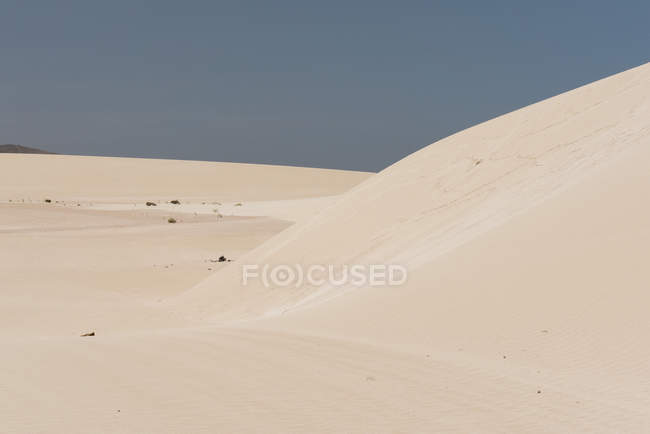 Dunas de areia sem fim e céu azul, Ilhas Canárias — Fotografia de Stock