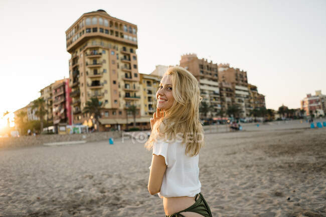 Gorgeous female standing on beach — Stock Photo