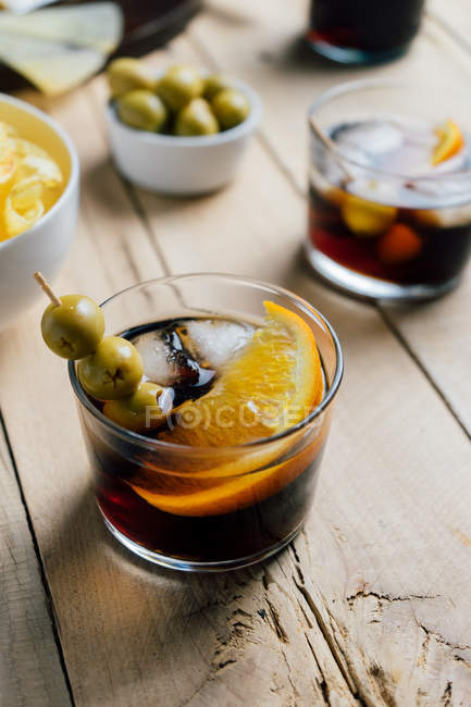 Servierte Cocktails und Snacks auf dem Tisch — Stockfoto