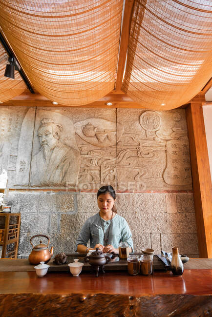 Jovem mulher asiática fazendo preparações e preparando chá oriental — Fotografia de Stock