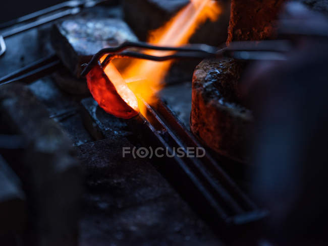 Закри металу опалення ювелірного заводу — стокове фото