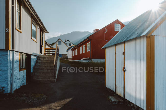 Vue sur le porche avec des marches et des maisons rurales colorées modernes en plein soleil sur l'île de Feroe — Photo de stock