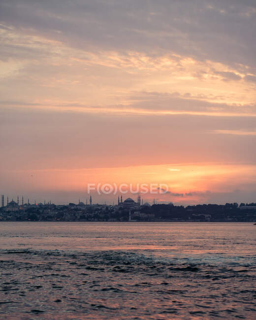 Стамбульский пейзаж на закате — стоковое фото