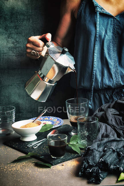 Frau serviert Kaffee in Kristallglas — Stockfoto