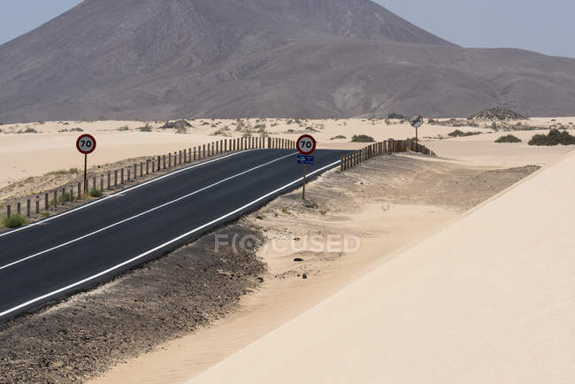 Route avec panneaux dans le désert de Fuerteventura, Îles Canaries — Photo de stock