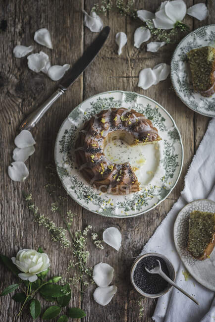 Savoureux gâteau aux graines de pavot sur assiette — Photo de stock