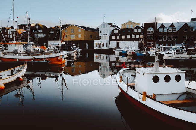Petits bateaux et différents navires à quai sur les îles Feroe — Photo de stock