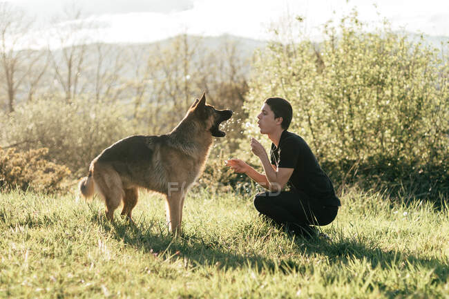 Mann spielt mit Hund in der Natur — Stockfoto