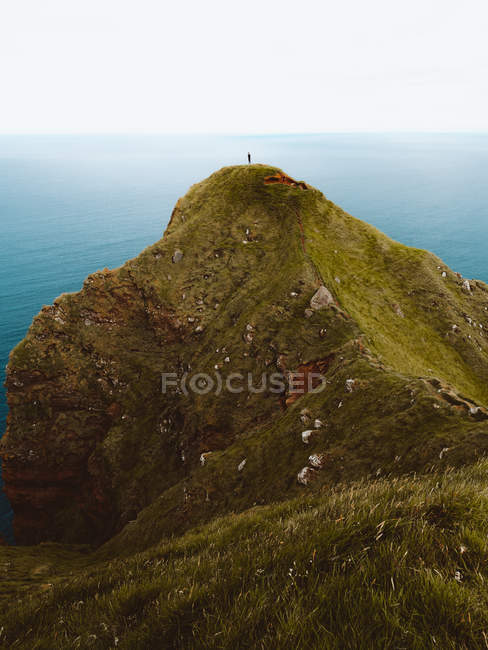 Green hill and view of ocean on Feroe Island — Stock Photo