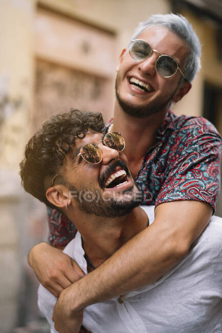 Couple de garçons appréciant dans la rue à Madrid — Photo de stock