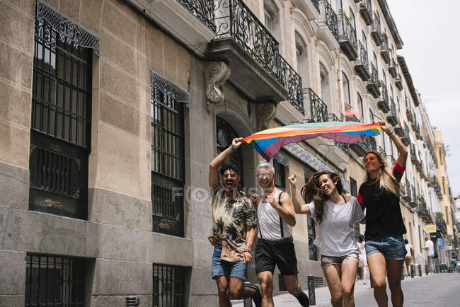 Група друзів з прапором гей-гордості в місті Мадрид. — стокове фото